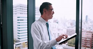 Glücklicher Mann, Tablet und Tippen am: Stockvideos & Filmmaterial (100 % lizenzfrei) 3656221687 | Shutterstock