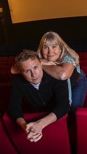 Max & Christine Hubacher: Mutter & Sohn zusammen auf der Kinoleinwand In der neuen Schweizer Liebeskomödie «Love Roulette» spielt Max Hubacher das erste mal zusammen mit seiner Mutter Christine in einem Film mit. Im Video erzählen die beiden, wie die gemeinsamen Dreharbeiten waren und ob die Idee, Mutter und Sohn in einem Film zu spielen, von Anfang an auf für beidseitige Begeisterung gesorgt hat. | Schweizer Illustrierte