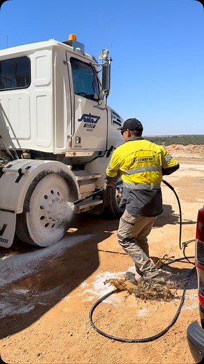 FlowRPM and a SPITWATER Pressure Cleaner getting the job done ✔️✔️✔️💦💭🙌 #mgeriverland #wedeliver #spitwater #flowrpm #truckwashing | MGE Riverland