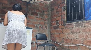 Mi vecina putita en el patio mostrando su panocha- debajo del vestido