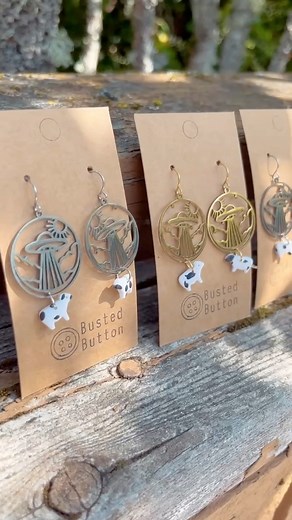 Watch as my pet crow interrupts my content creation 😆 ❤️🐦‍⬛🛸🐄 | Busted Button