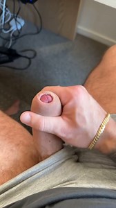 Catturato accarezzando sotto la mia scrivania in Grey Runners - Sborrata a mani libere