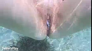 Open pussy creampie underwater, cum inside