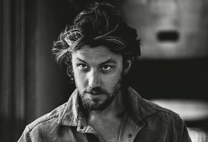 Adam Demos: de albañil a actor y sex symbol en Netflix