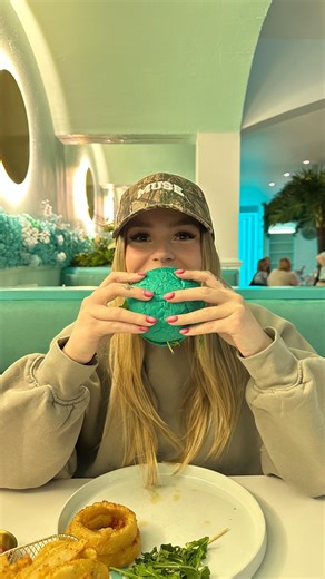 Cocottee on Instagram: "Twitch: Cocottee_ #reels #drole #funny #funnymoments #humour #twitch #streamer #qc #montreal #flamby #accent"