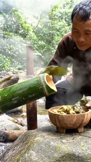 Canh Thụt Đọt Mây Cá Đá | Bamboo-Pounded Stream Fish & Wild Rattan Shoot Soup | Forest Food Vietnam