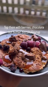Vanilla&Chocolate Everest Biscuit Pudding Pancakes 🥞🤤 50g's protein 💪 INGREDIENTS: 🥞 Everest Vanilla Protein Pudding 🥞 30gs of Protein Powder 🥞 10gs Instant Oats 🥞 1 egg 🥞 Dashing of almond milk 🥞 Vanilla flavour drops TOPPINGS: Berries 🫐 Chocolate nut butter 🧈 Chocolate biscuits 🍪 Syrup 🤤 1️⃣ Pop your protein, egg and milk into a colander and whisk till combined. Creating a thick consistency! 2️⃣ Pre- heat a non stick frying pan and spray a good amount of oil into the pan 3️⃣ Spoon