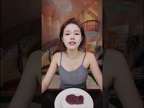 A beautiful woman's live stream shows off her deep cleavage; the perfect figure of a 175cm tall m...