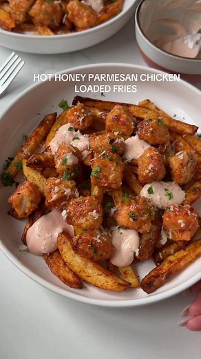 Hot Honey Parmesan Chicken Loaded Fries Homemade fries loaded with crispy chicken bites tossed in a sticky hot honey parmesan glaze, finished with a creamy hot sauce drizzle… this was UNREAL 😮‍💨 High protein fakeaway comfort food at its finest 🤌🏼 add to your favs for later 📌 Ingredients (serves 2): Fries 550g potatoes, cut into fries 1 tsp garlic granules 1 tsp smoked paprika Salt Olive oil spray Chicken 300g chicken breast, diced 1 tsp garlic granules 1 tsp smoked paprika Salt 30g egg whit