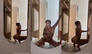 Paula Faget pelada se filmando em frente ao espelho