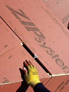 Le faltó poquito: video viral de roofing y construcción