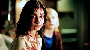 One Of The Scariest Scenes In Let The Right One In Spills Blood Into The Water - SlashFilm