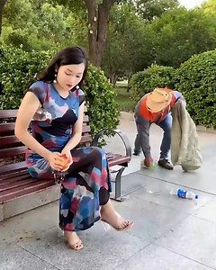 How to pick a woman up...literally😂 | Khánh Vy Chính Chủ