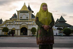 Hal 2 : Profil Dewi Khalifah, Alumni Madrasah yang Kini Jadi Wabup Sumenep - GenPI.co JATIM