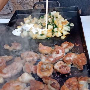 Se me hace agua la boca con estas mollejas hechas en La Planchetta! 🤤🔥 Y, por si fuera poco, vienen acompañadas de unas papas a la crema y verdeo que están riquísimas. 🥔✨ ¿Qué estás esperando para tener tu propia Planchetta y preparar estas delicias en casa? 😍🍽️💫 | La Planchetta