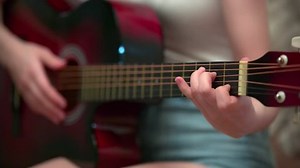 Girl Learning Play Guitar: стоковое видео (без лицензионных платежей), 1020221041 | Shutterstock