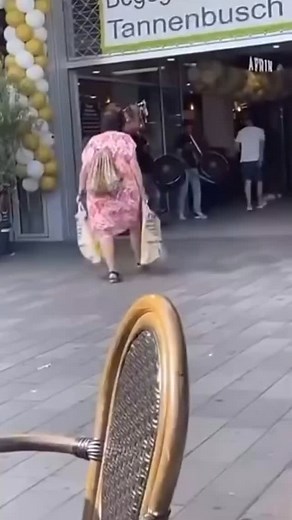 WigpTalk on Instagram: "Kebapçı açılışında davul ve zurna sesini duyan Alman, elindeki poşetleri bırakarak dans etmeye başladı. 📍 Almanya"