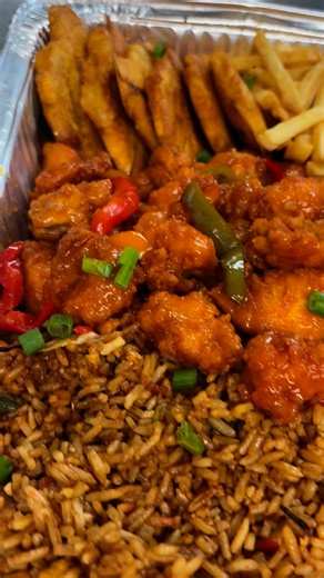 🎥✨ ¡Cuando el sabor boricua se mezcla con lo mejor del arroz chino… el resultado es puro antojo! 😋🍚🔥📍 En Antojitos Navideños Restaurant, traemos una bandeja familiar de arroz chino cargada de sazón criollo 🇵🇷🍤🥩🥬Perfecta para compartir con la familia o sorprender en cualquier reunión 🥳💃🎁 ¡Hecha al momento, con ingredientes frescos y el toque navideño que nos distingue todo el año!📞 Ordena la tuya hoy y dale un twist boricua a tu comida 🎉#ArrozChinoBoricua #SaborCriollo #AntojitosNa