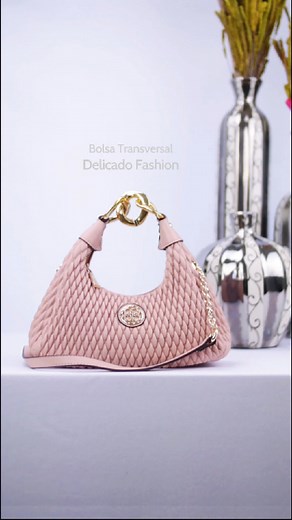 2.1K views · 22 reactions | Bolsa Transversal Delicado Fashion - 3484512 | Cor: Rosa Medidas aproximadas: 20 cm de altura, 8 cm de largura, 25 cm de comprimento Disponível nas lojas e sites Consulte a loja virtual do perfil, link da bio e lojas parceiras nos stories | Chenson Bolsas - Brasil | Facebook