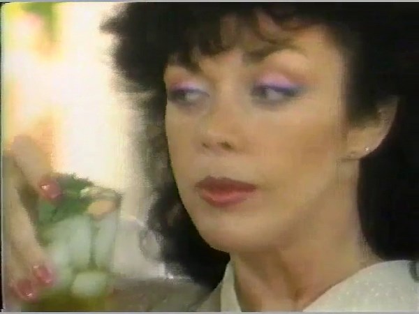 Raven de la croix drinks ice tea … is too hot