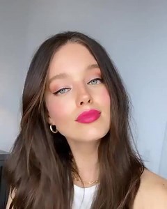 Le maquillage frais d'Emily DiDonato qui met l'accent sur les lèvres...