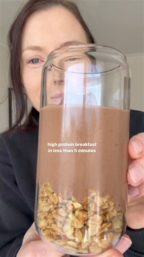 5.6K views · 12 reactions | Busy day? Try this 5 MINUTE HIGH PROTEIN BREAKFAST by @alyssacoadynutrition 朗Don’t forget to SAVE this for later! WHAT YOU NEED ✅ 1 frozen banana 1/3 cup milk 2 tbsp chocolate protein @happywayau 1 tbsp cacao powder 1 tbsp peanut butter 2 medjool dates, pitted HOW TO MAKE IT ‍ 1️⃣ Blend until smooth and creamy. 2️⃣ Add granola and pour smoothie into a glass or eat as is and enjoy! | Happy Way | Facebook