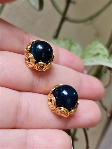 BROQUELES CON ENGASTE EN BISEL Para realizar estos broqueles necesitamos: *alambre cal #22 *alambre cal #18 *alambre cal #28 *2 piedras de 12 mm *pinza 6 en 1 *pinza cónica *pinza de corte *pinza de silicón *redondeador de punta de alambre o lima de uñas #broquelconengasteenbisel #broqueldecoradoconespirales #aretesenalambrismo #aretesartesanales #areteshechosamano | Adornarte Joyería Artesanal