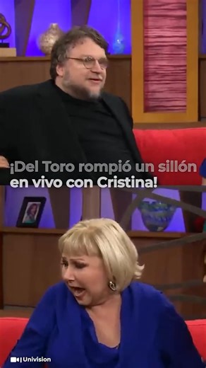 Guillermo del Toro y Cristina Saralegui se llevaron un susto en plena entrevista cuando el sillón en el que estaban sentados se rompió. | Univision Puerto Rico | Facebook