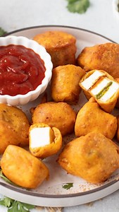 Paneer pakora is a popular Indian snack in which soft paneer (Indian cottage cheese) pieces are deep-fried after being coated in a spiced gram flour batter. These paneer fritters have a crispy exterior and a soft interior. Comment “recipe” to get it in DM’s https://pipingpotcurry.com/easy-paneer-pakora/ #indiansnacks #paneerpakoda #fritters #indianfood #reelkarofeelkaro #reelitfeelit #reelrecipe | Piping Pot Curry