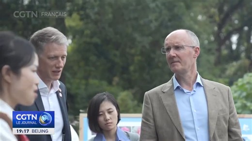 Une équipe de l'un des plus grands jardins botaniques au monde, Kew Gardens, a visité le jardin botanique de Chengdu, dans le sud-ouest de la Chine, et s'est engagée à coopérer davantage avec cette dernière. L'équipe était dirigée par le directeur des jardins botaniques royaux de Kew, Richard Deverell, qui s'était rendu dans la région pour la première fois il y a près de quarante ans. | CGTN Français