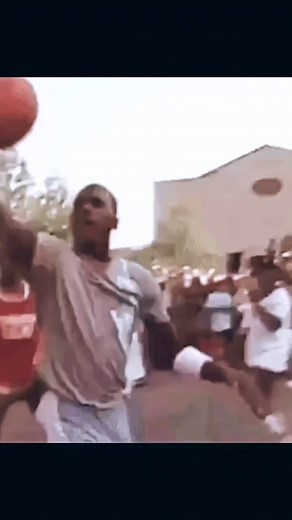 695K views · 3.4K reactions | El amo y señor del "PlayStyle"... Michael Jordan. Tenaz defensor, un excelente anotador y un pasador rápido e imaginativo; pero mucho más llamativa era aún su extraordinaria habilidad para saltar y las acrobáticas maniobras que utilizaba para esquivar la defensa rival y llegar a la canasta!..  | Basket en Segundos | Facebook