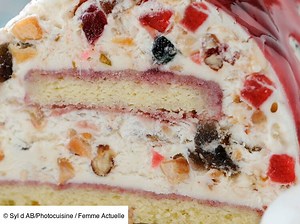 Bûche blanche au coulis de fruits rouges : découvrez les recettes de cuisine de Femme Actuelle Le MAG