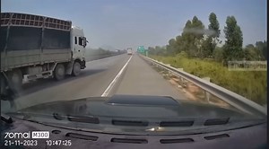 20K views · 318 reactions | Xe đỏ lại điền vào chỗ trống, hy vọng anh xe tải sẽ thấy được video này | Hội Người Mù | Facebook