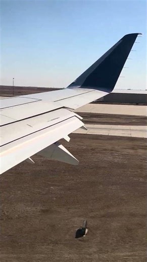 Delta Connection E175 landing in Grand Forks, ND