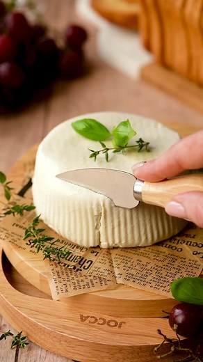 Homemade Vegan Cream Cheese 🥯 Made using just 4 ingredients, and without nuts. Tastes pretty close to Philadelphia cream cheese too! https://addictedtodates.com/vegan-cream-cheese/ #vegancheese #creamcheese #easyveganrecipes | Addicted to Dates