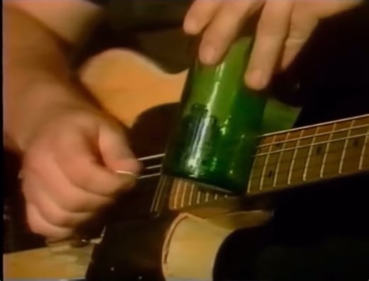 If the gap between Christmas & New Year isn't the time to play slide with a beer bottle then I don't know when is... 🌵 Enjoy the great Danny Gatton folks! | Country Guitar Players