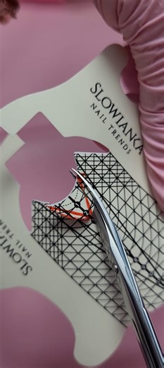 Podłożenie szablonu pod paznokcie z przyrośniętym hyponychium 🩷 Próbowałaś już mojej techniki ❓️ #paznokcieżelowe #paznokcienaszablonie #paznokcienaformie | Salon Renesans - Magdalena Traks