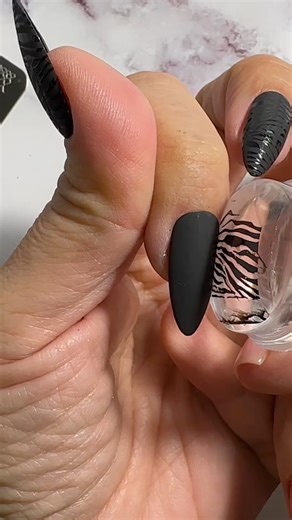 Black Zebra Nails🖤 Auch simple Nail Designs können es in sich haben! Mit Stamping machst du bei deinem Design noch die Cherry on Top💅😍 Probiere es doch selbst mal aus! 😍🖤 Matt Finish No Wipe Jelly Stamp Stamping Gel Black Gel Lack Black Intense #trendingvideo #trendingnow #diy #viral #trending #trendingreels #nailsart #nailsnailsnails #nails #nailsofinstagram #gel #nailartinspo #machsdirdochselbst #shellac #naildesign #gellack #nailinspo #juliananails #nailart #gelpolish #nailsdesign | Juli