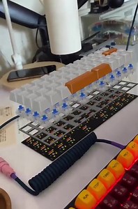 AR and IRL 👽 Paul Sohi is taking USDz export to the next level with this exploded keyboard model. Learn more about how to view your Fusion 360 designs in AR here: https://autode.sk/3xiAQAW | Autodesk Fusion