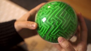 Sumind Maze Ball 3D Maze Puzzle Brain Teasers Games Plastic Handheld 3D Ball 4 Inches Puzzle Cube Sphere Educational Game for Adults(Orange)