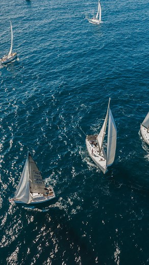 The I Liga de Cruceros Senda Azul - Costa del Sol was a complete success, thanks to all the participants (27 sailboats and about 150 sailors) and many visitors. ⛵️✨It took place this September 30th, and was driven by the commitment of Senda Azul along with clubs and marinas to promote nautical tourism on the Costa del Sol, being Cívitas Puerto Banús part of the organizing team. ☺️ Thanks to Victor Marin (@invictus.designs ) for designing the astonishing hand-crafted trophies, and to @banusbeachm