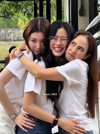 who pinched her butt?😭 #inloveforevertheseries #linglingkwong #ormkornnaphat #lingorm #หลิงออม @ormkorn:^D @Lingling Kwong