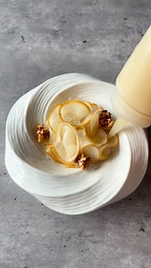 Poached Korean Pear Gel🍐 Korean pear gently poached with cinnamon sticks to enhance warmth and depth, then processed into a smooth, stable gel. A controlled technique that balances spice, sweetness, and freshness. Now available in the course. Link in bio.🙌🏽 #gastronomy #foodlover #chefs | Toraflorafood