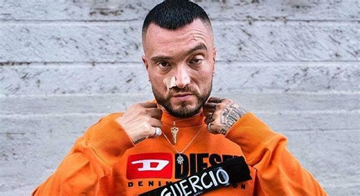 Su le mani, c’è Guè Pequeno. Lo storico rapper milanese atteso domani sul palco dello Shada Club di Civitanova Marche