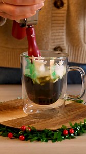 Gør dine juledage ekstra hyggelige med noget særligt 🌿☕ Ingredienser: americano, myntesirup, mørk chokolade, flødeskum, chokoladestykker. �️#Lavazza #Sharing #LavazzaCoffee #Opskrift | Lavazza