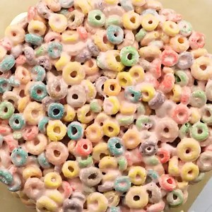 Fruit Loops Cake! Get the written recipe here: http://bit.ly/2w4Hyin | My Recipe Panda