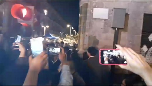 Así llegó AMLO al restaurante El Mayor, donde dejará de ser el dirigente de la 4T cuando entregue el bastón de mando a Claudia Sheinbaum. www.capitalmexico.com.mx | Capital México