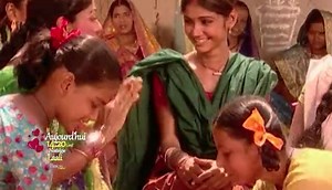 𝗟𝗮𝗮𝗹𝗶, votre série "Nostalgie" indienne, à suivre tous les jours sur 𝗣𝗮𝘀𝘀𝗶𝗼𝗻 𝗡𝗼𝘃𝗲𝗹𝗮𝘀 𝗧𝗩 canal 6️⃣1️⃣5️⃣, du 𝗟𝘂𝗻𝗱𝗶 au 𝗩𝗲𝗻𝗱𝗿𝗲𝗱𝗶 à 𝟭𝟰𝗵𝟮𝟬 𝗚𝗠𝗧 ! Retrouvez en images des extraits de l'épisode de cette après-midi ! 👉🏿 Vos 𝐩𝐫𝐨𝐠𝐫𝐚𝐦𝐦𝐞𝐬 𝐟𝐚𝐯𝐨𝐫𝐢𝐬 sont également disponibles sur Smartphone via l'application #StarTimesON téléchargeable ici : bit.ly/3qvcxMf #StarTimesCG #ProfitezDeLaVieNumerique | StarTimes