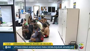 Mototaxista da favela da mangueirinha, escotava vítimas para serem assaltadas pelos seus comparsas e depois ameaçava as vítimas. Dezenas de presos no Lixão, Rua 5, no jardim Leal, Corte oito e centenário, até agora mais de 30 presos, todos ladrões de celulares que não vão mais tomar uma cervejinha, com dinheiro suado do pobre. Atenção, morador, olha esses mototaxistas que vocês andam, você pode ser a próxima vítima. #mangueirinha #lixão #corteoito #rua5 | Baixada Notícias