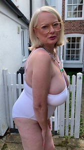 Rijpe rondborstige blonde, wit badpak neukt grote dildo en speelt vuile woorden scrabble